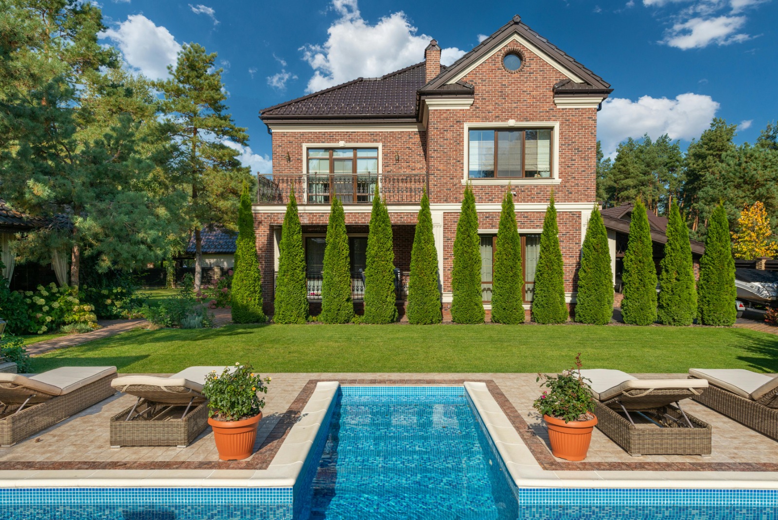 Coastal Cabana – Where Coastal Charm Meets Urban Comfort