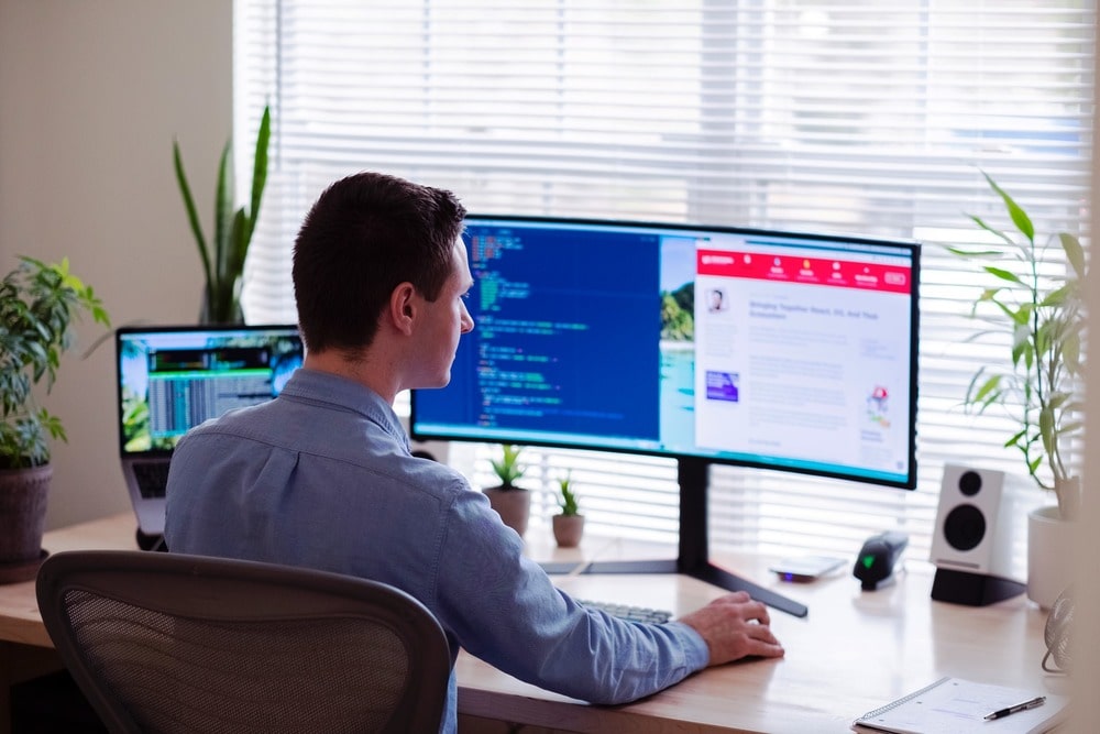 HOW COMPETITIVE INTELLIGENCE SUPPORTS STRATEGIC DECISION-MAKING