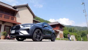 新車 リースのために展示された美しい車両が、明るいショールームで輝いています。